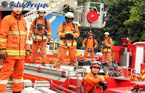 Peran Tanggung Jawab Seorang Pemadam Kebakaran